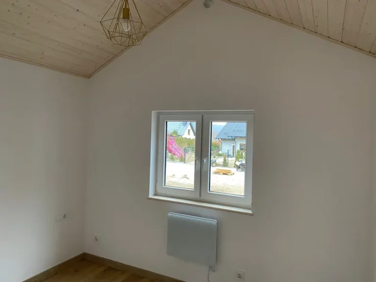 Heller Flurbereich im skandinavischen Stil in einem winterfesten Bungalow der MONO-Serie von Compact Haus mit weiß lasierter Holzverkleidung und modernen Zimmertüren.