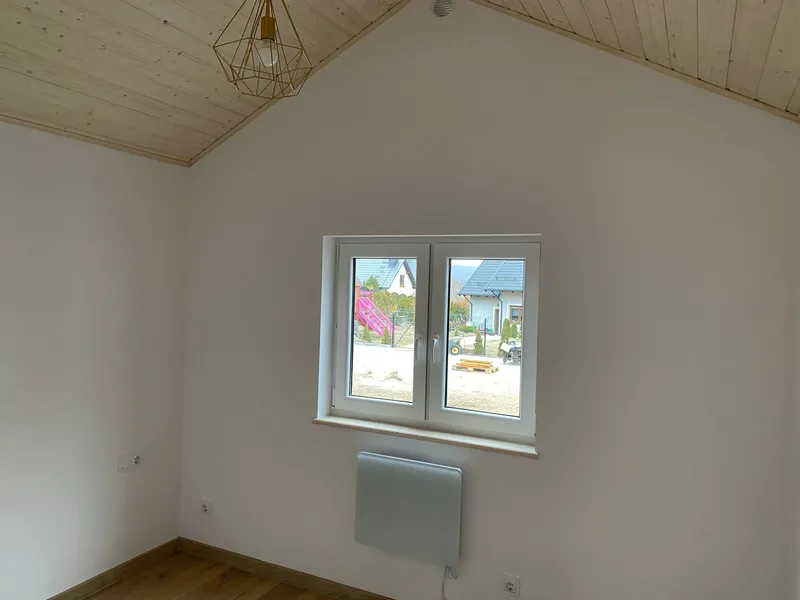 Heller Flurbereich im skandinavischen Stil in einem winterfesten Bungalow der MONO-Serie von Compact Haus mit weiß lasierter Holzverkleidung und modernen Zimmertüren.