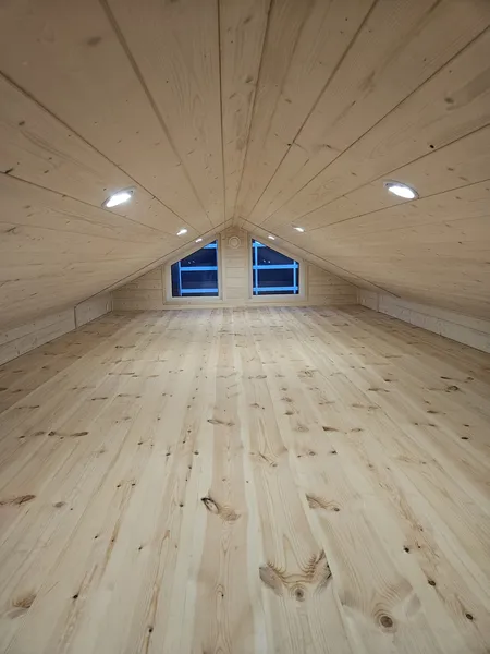Gemütliche Schlafgalerie im skandinavischen Loft-Stil in einem Minihaus der MONO-Serie von Compact Haus mit Echtholzverkleidung, LED-Spots und Giebelfenstern.