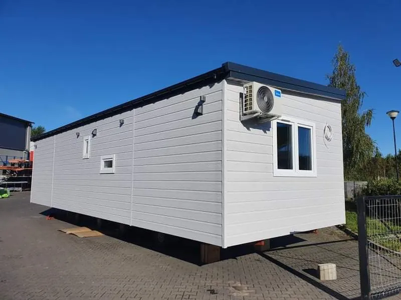 Ganzjahres-Mobilheim von Compact Haus mit weißer Fassade, Klimaanlage und Luft-Luft-Wärmepumpe für optimales Raumklima.