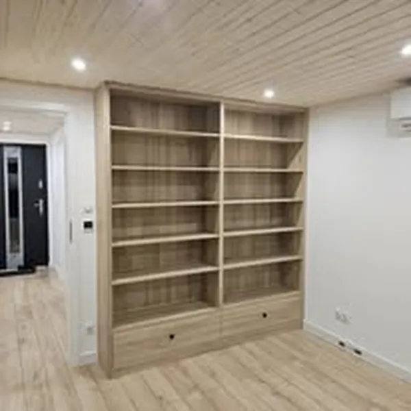 Heller Wohnbereich im skandinavischen Stil in einem winterfesten Modulhaus der MONO-Serie von Compact Haus mit maßgefertigtem Einbauschrank, Klimaanlage und Echtholzdecke.