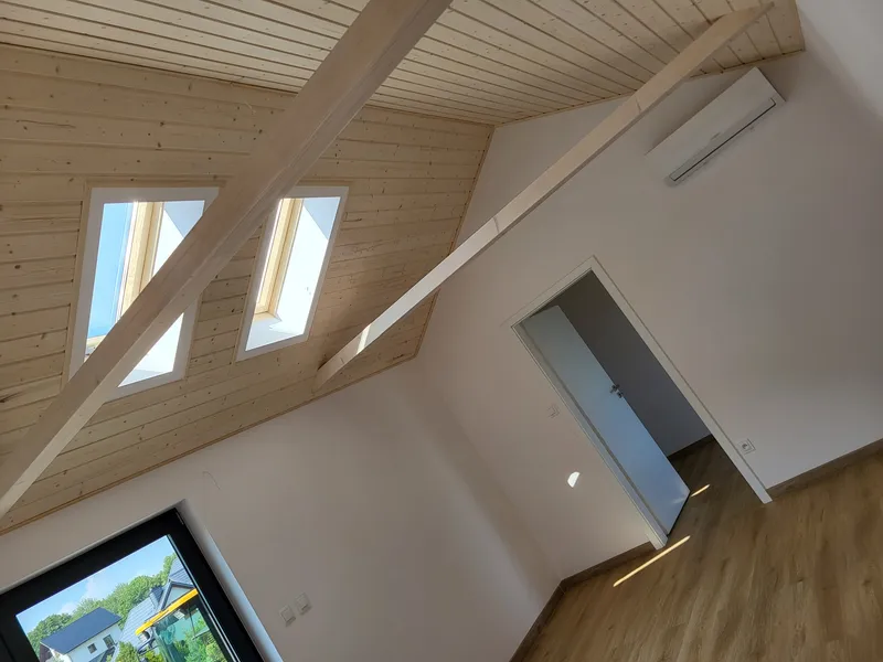 Heller Wohnbereich im modernen Loft-Stil in einem winterfesten Tiny House der MONO-Serie von Compact Haus mit Dachfenstern, Klimaanlage und Echtholzdecke.