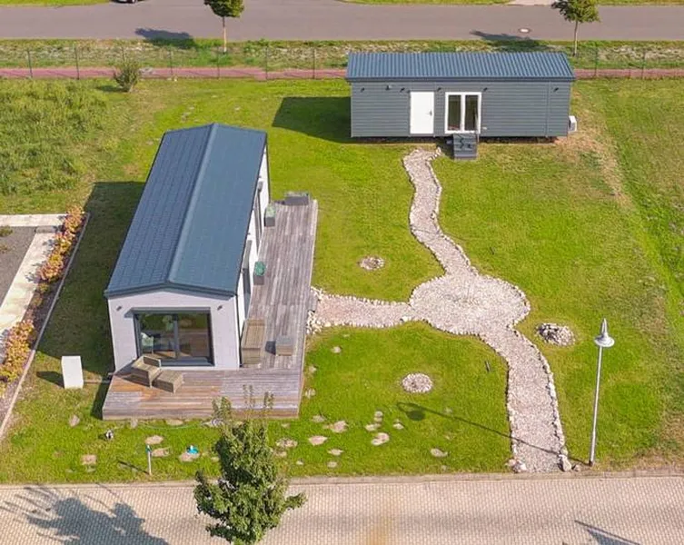 Luftaufnahme der Compact Haus Parzelle im UNGER-Park Werder Havel mit zwei Musterhäusern und einem geschwungenen Steinweg